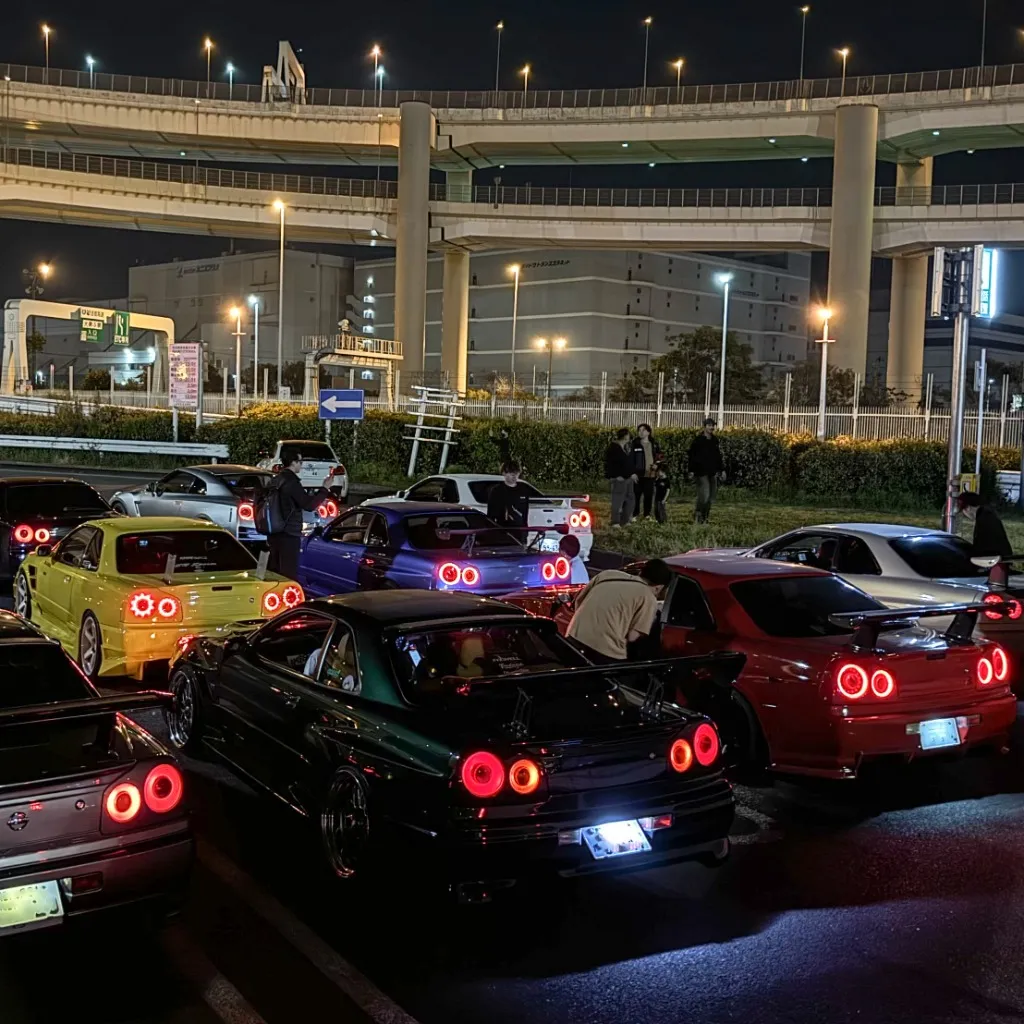 Nissan Skyline R34 GTR at Tokyo Daikoku PA night car meet tour