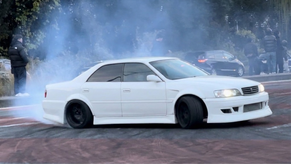 Toyota Chaser drifting and smoking tires