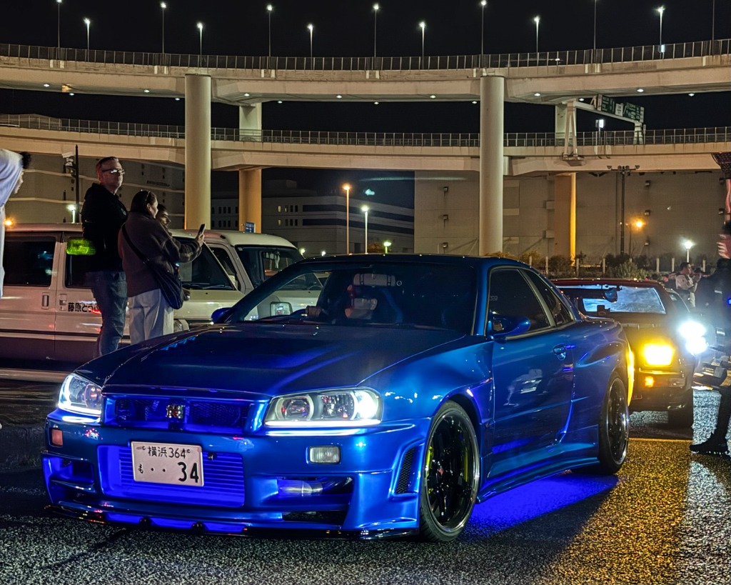 Blue Nissan Skyline R34 GT-R at Daikoku Parking Area