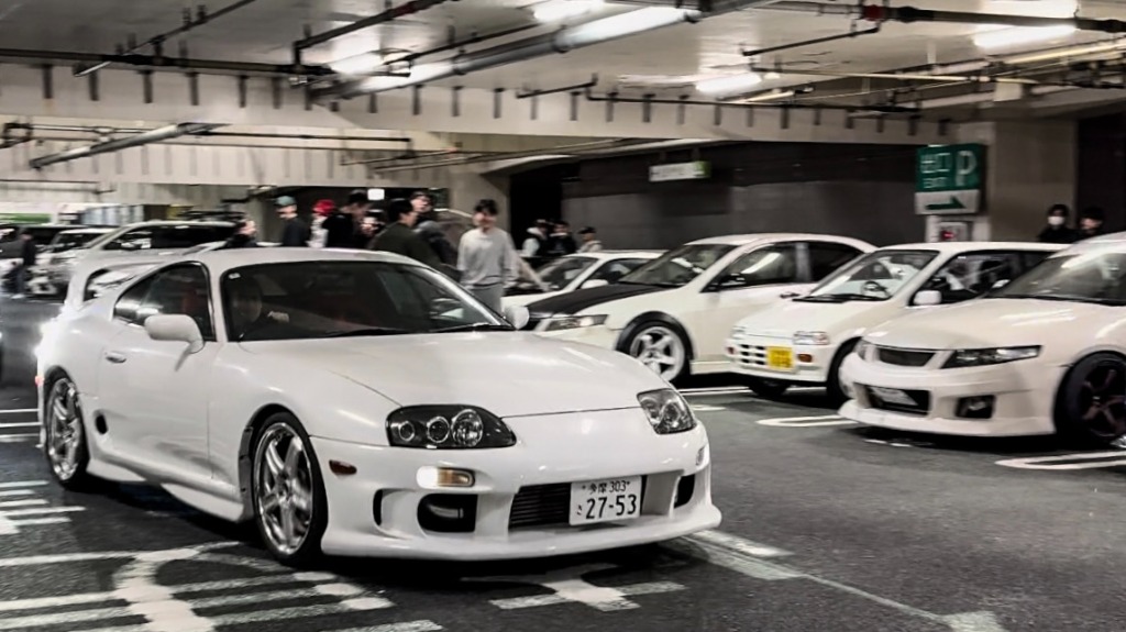 R34 GT-R driving through the Aqua-Line tunnel
