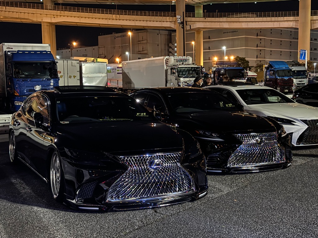Lexus VIP Style custom car at Daikoku PA